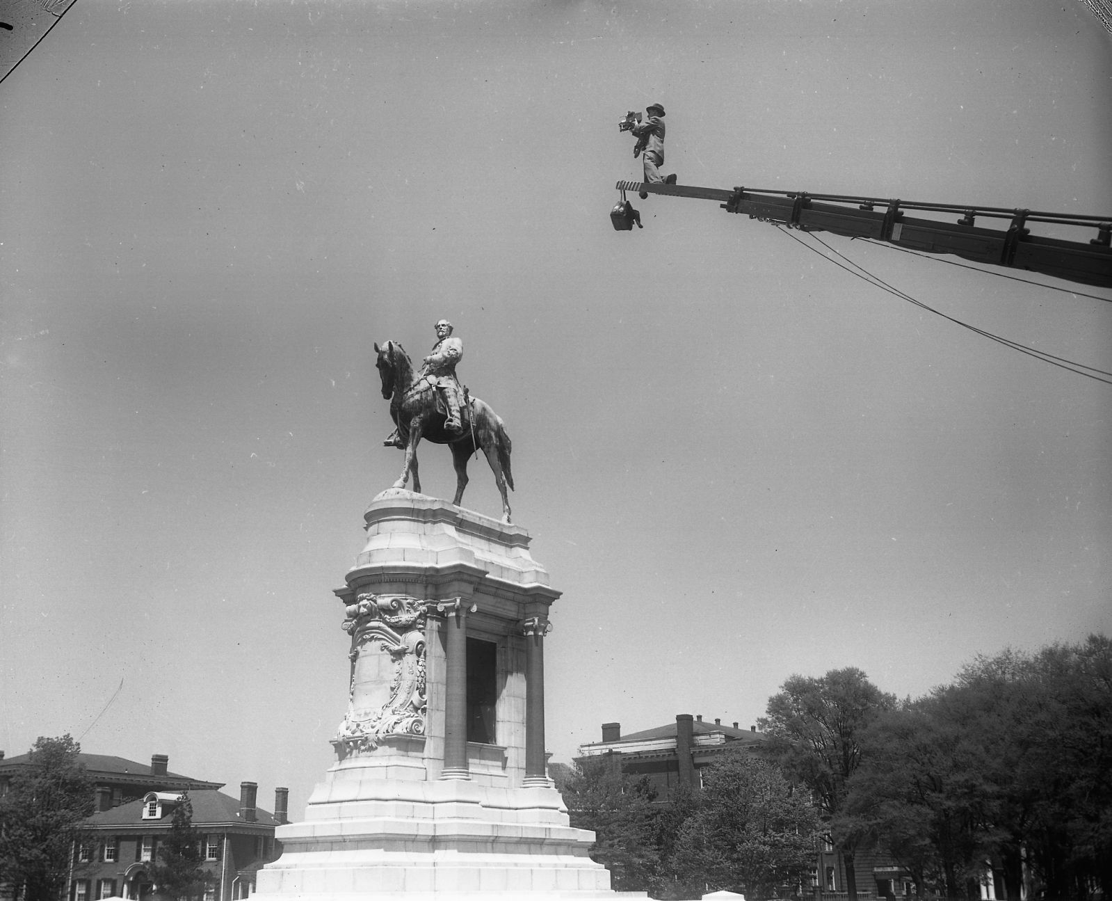 1951 Lee statue